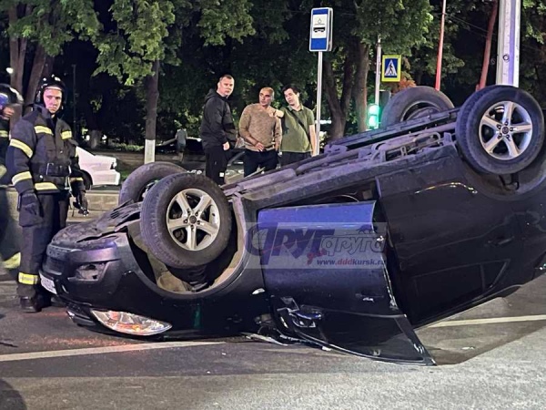 В Курске перевернулась машина возле парка Пионеров, есть пострадавшие