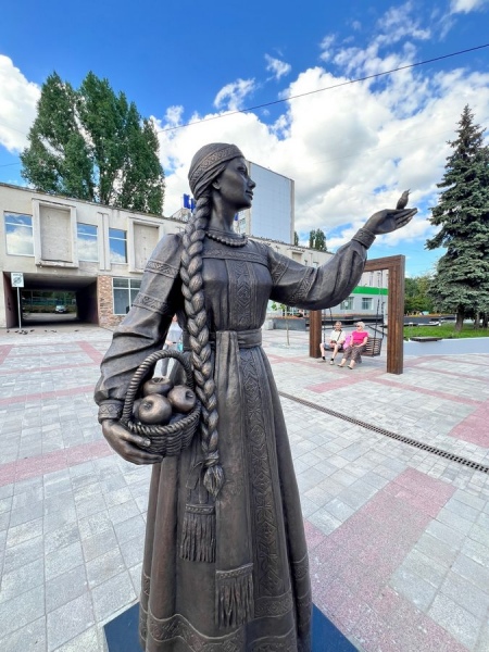 В Курске открыли бронзовую «Куряночку» с соловьем и антоновкой