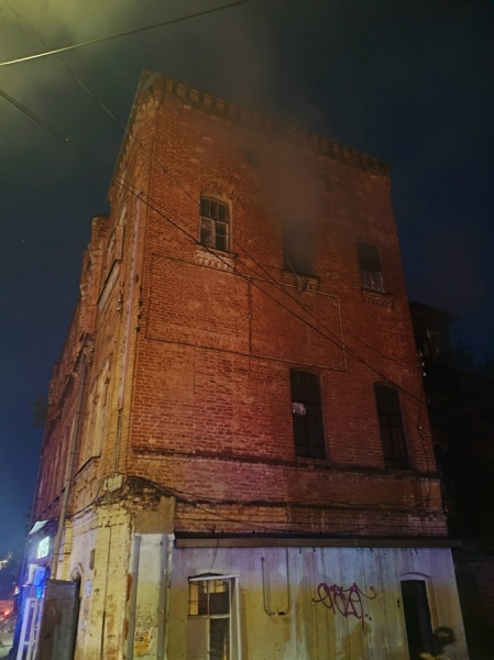 В Курске тушат пожар в «Доме дворянина Толубеева»