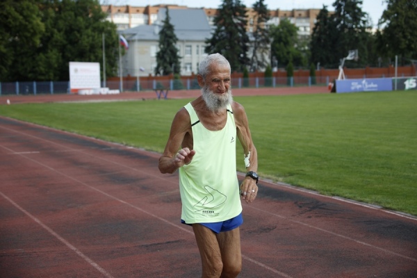 76-летний курянин в день рождения пробежал 76 километров
