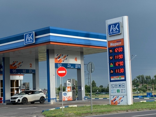 Александр Хинштейн прокомментировал цены на бензин до 180 рублей за литр