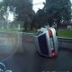 В центре Курска машина влетела в отбойник и перевернулась
