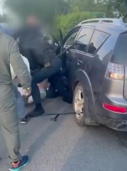 В Курске полиция пресекла попытку сбыта особо крупной партии наркотиков