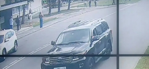 Мэр Курска требует наказать автохама, который повредил подсветку скульптуры «Соловей» и ездит по газонам