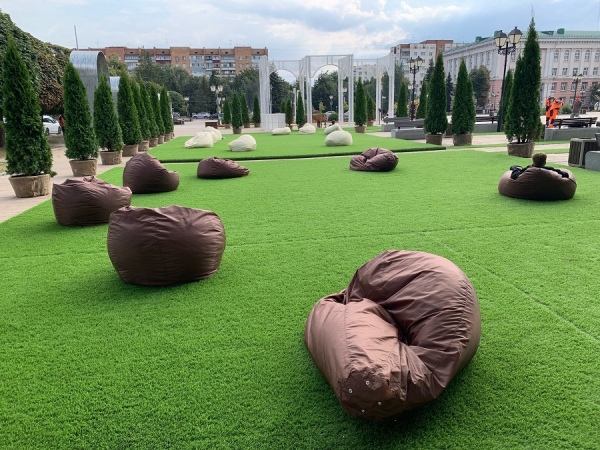 На Театральной площади Курска установили мягкие кресла