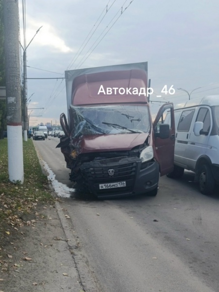 В Курске «Газель» протаранила очередь на АЗС, повреждено 10 автомобилей