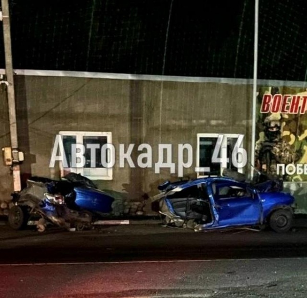 Под Курском машину разорвало при ударе о бетонное ограждение, есть пострадавшие