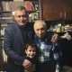 В День отца Хинштейн поделился совместным фото со своими папой и сыном