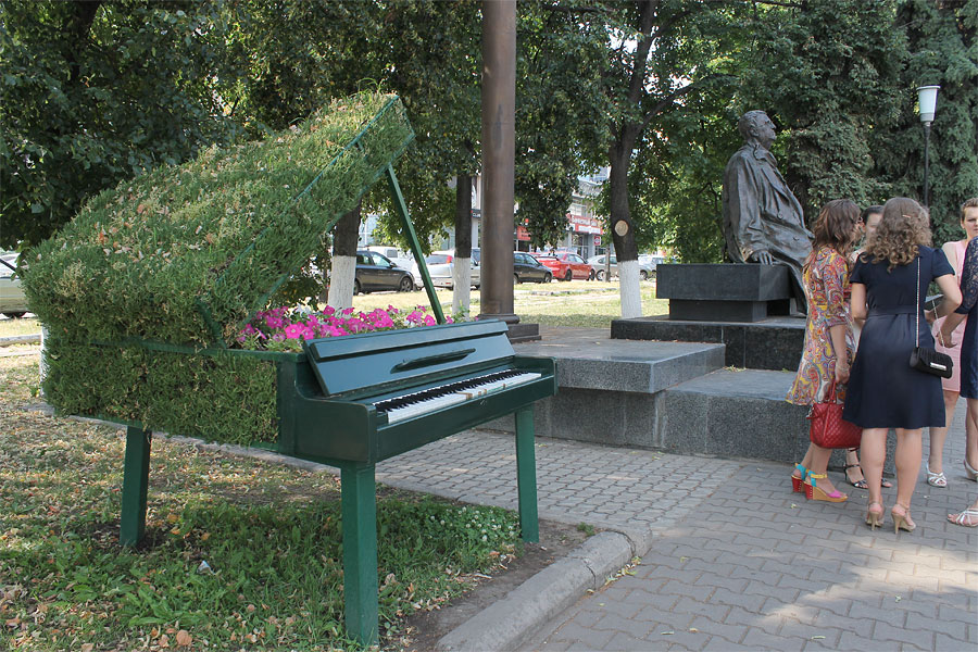 У композитора Георгия Свиридова появились инструменты (рояль) У композитора Георгия Свиридова появились инструменты (рояль)