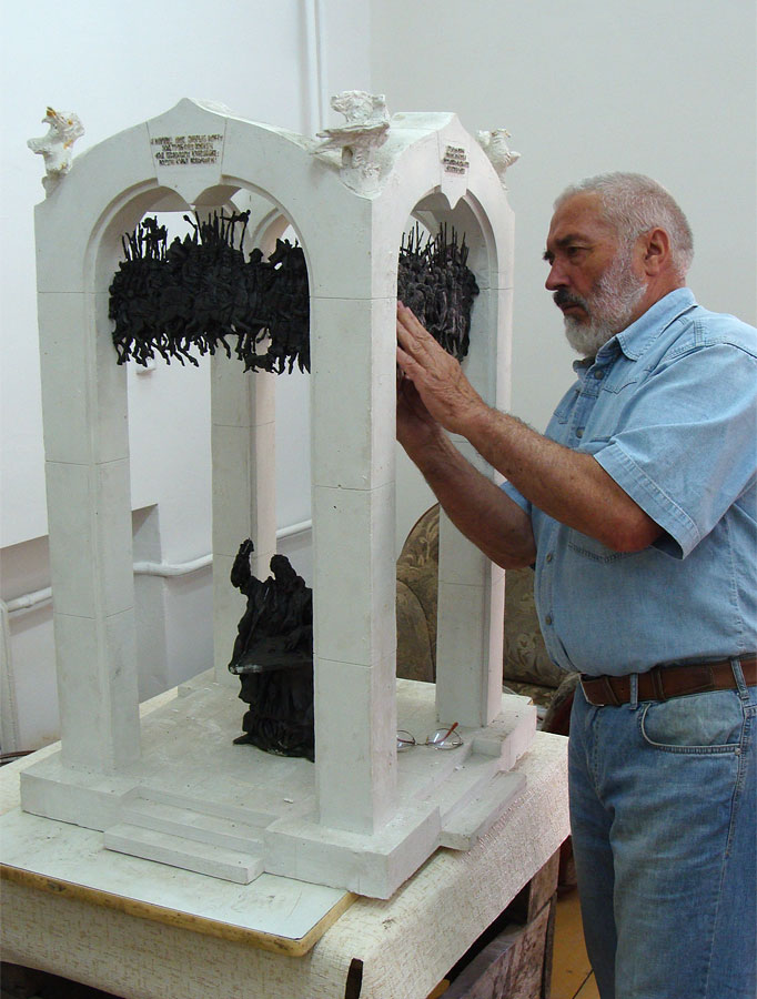 Скульптор Николай Криволапов начал работать над памятником «Слову» 14 лет назад Скульптор Николай Криволапов начал работать над памятником «Слову» 14 лет назад