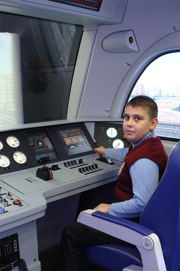 Школьникам дали порулить поездом Школьникам дали порулить поездом