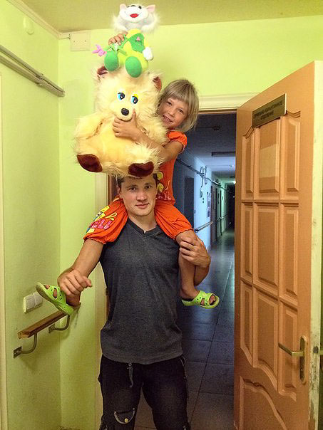 Куряне приносят для детей одежду и игрушки Куряне приносят для детей одежду и игрушки