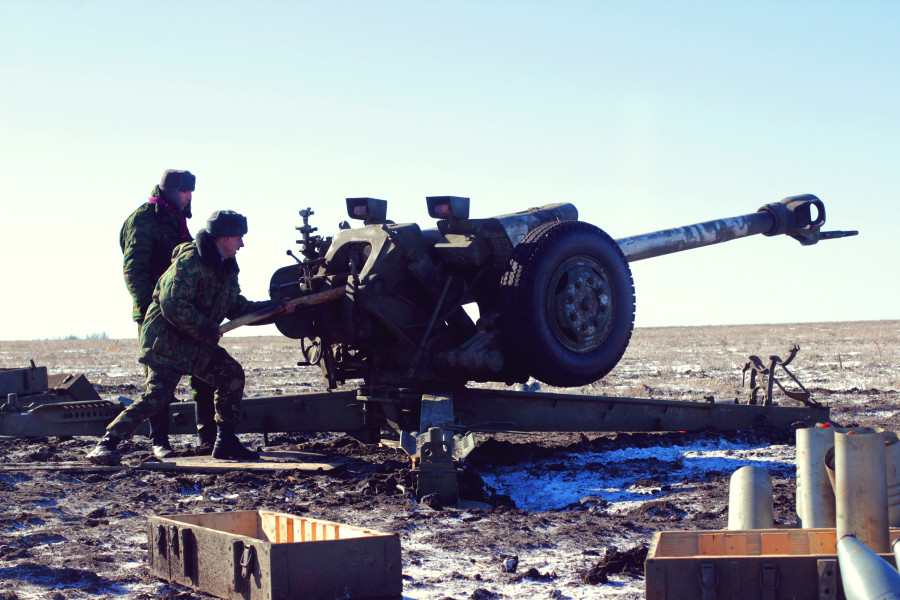 Ополченцы отводят тяжелую технику Ополченцы отводят тяжелую технику