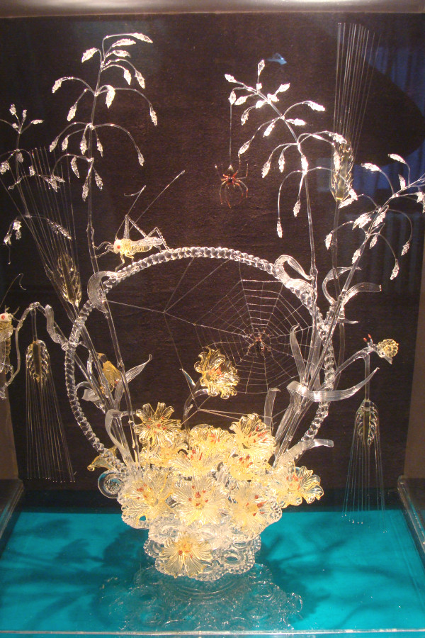 Стеклодув трудится над каждым экспонатом от пары месяцев до нескольких лет Стеклодув трудится над каждым экспонатом от пары месяцев до нескольких лет