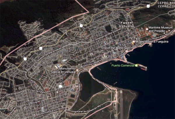 С самолета Ушуайя выглядит неширокой полосой городской застройки в 8–10 улиц вдоль пролива Бигль С самолета Ушуайя выглядит неширокой полосой городской застройки в 8–10 улиц вдоль пролива Бигль