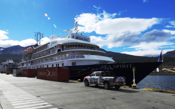 Круизный корабль компании Poseidon Expeditions — Дух Моря (Sea Spirit) у причала в Ушуайе Круизный корабль компании Poseidon Expeditions — Дух Моря (Sea Spirit) у причала в Ушуайе