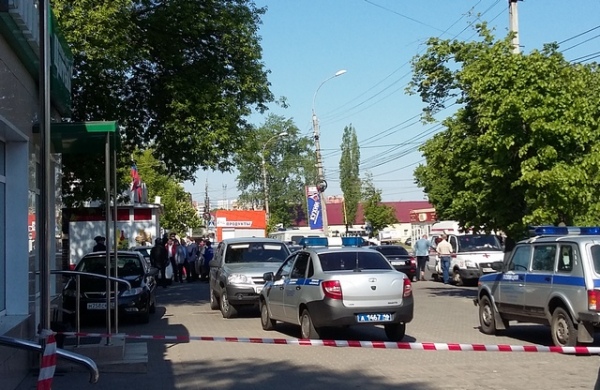 На улицу Союзную съехались все оперативные службы, включая бригаду СОБРа Росгвардии На улицу Союзную съехались все оперативные службы, включая бригаду СОБРа Росгвардии