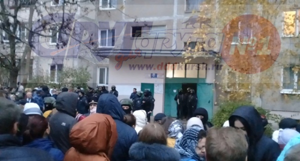 Около трехсот человек едва не учинили самосуд над обвиняемым Около трехсот человек едва не учинили самосуд над обвиняемым