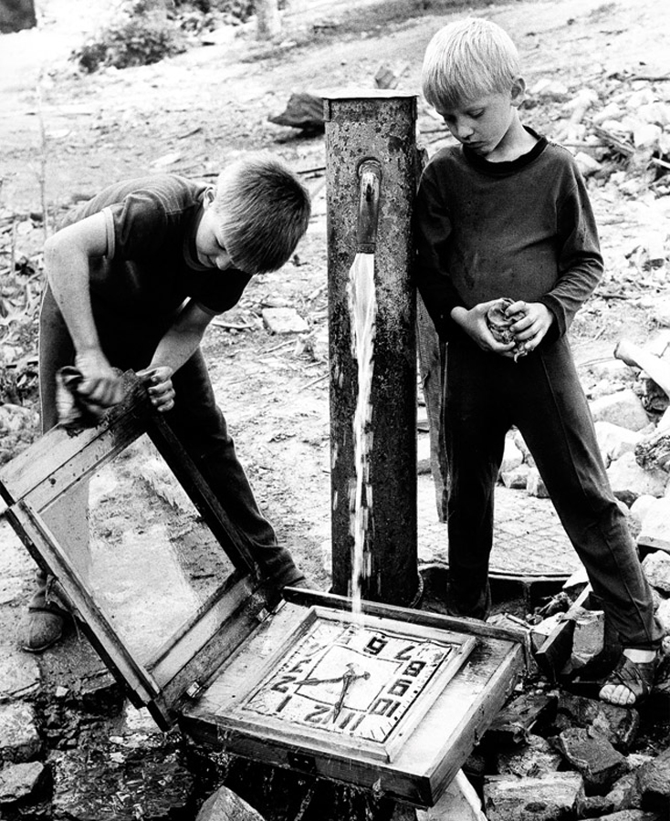 Все понимают смысл аллегории автора снимка со стрелками и водой, не правда ли? Все понимают смысл аллегории автора снимка со стрелками и водой, не правда ли?