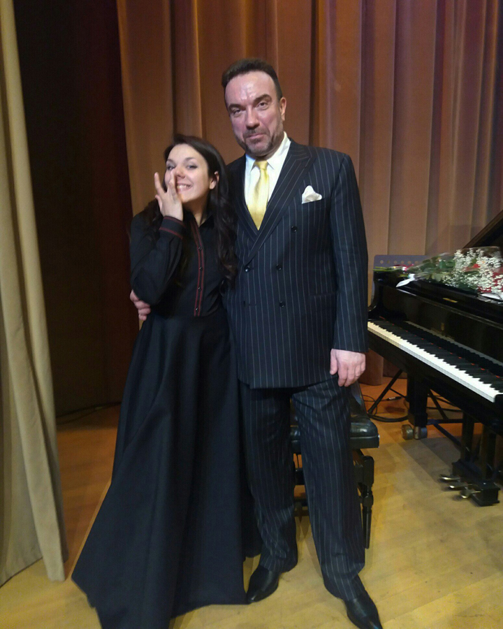 Курянка занималась в студии эстрадно-джазового искусства «Фонограф» под руководством Сергея Жилина Курянка занималась в студии эстрадно-джазового искусства «Фонограф» под руководством Сергея Жилина