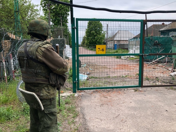 Дома в Теткино находятся на самой границе. За этим забором – уже территория Украины Дома в Теткино находятся на самой границе. За этим забором – уже территория Украины