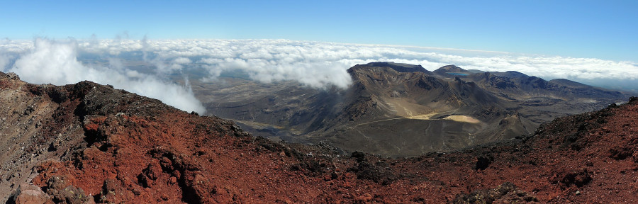 Вид с вершины вулкана Нгаурухое на Изумрудное озеро Вид с вершины вулкана Нгаурухое на Изумрудное озеро