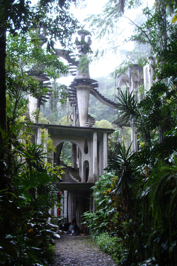 Замок англичанина Эдварда Джеймса – огромный сюрреалистический лабиринт Замок англичанина Эдварда Джеймса – огромный сюрреалистический лабиринт