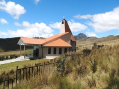 Высокогорная часовня на на конечной площадке небесного лифта в Кито Высокогорная часовня на на конечной площадке небесного лифта в Кито