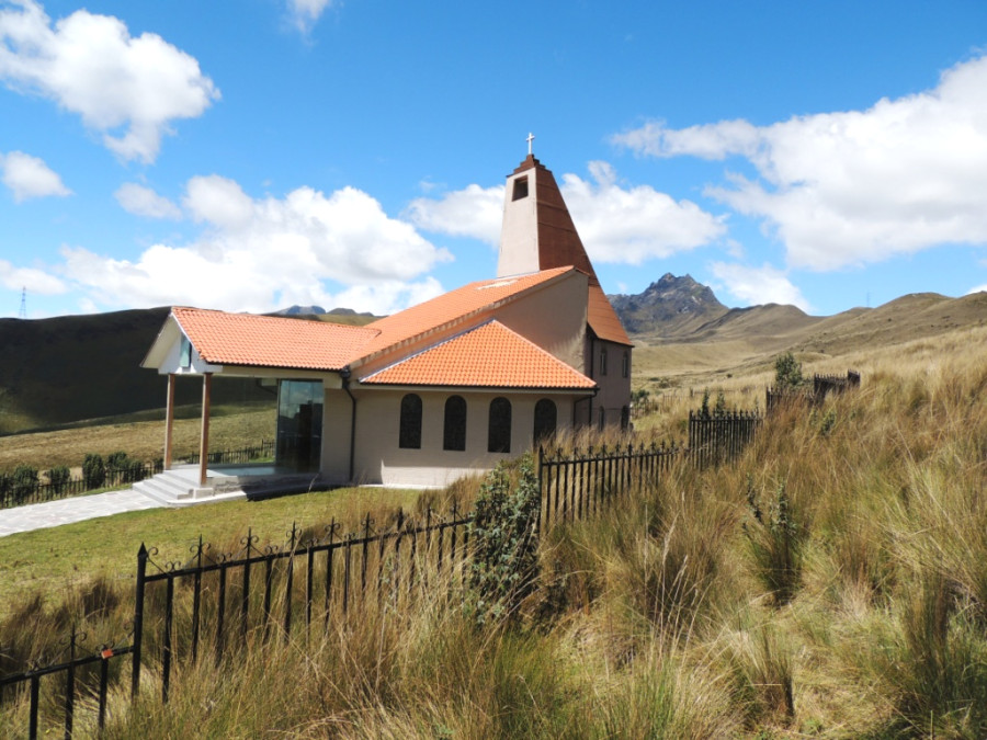 Высокогорная часовня на на конечной площадке небесного лифта в Кито Высокогорная часовня на на конечной площадке небесного лифта в Кито