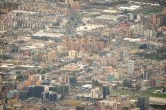 Найдите самолет на фотографии среди домов новых районов Кито Найдите самолет на фотографии среди домов новых районов Кито