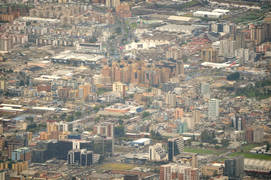 Найдите самолет на фотографии среди домов новых районов Кито Найдите самолет на фотографии среди домов новых районов Кито