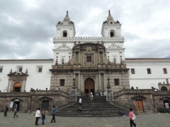 Площадь Сан-Франсиско целиком занимает величественный ансамбль монастыря францисканцев 1534-1650 гг. — великолепный образец колониальной архитектуры XVI-XVII веков Площадь Сан-Франсиско целиком занимает величественный ансамбль монастыря францисканцев 1534-1650 гг. — великолепный образец колониальной архитектуры XVI-XVII веков