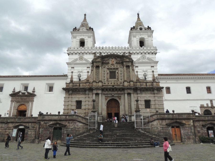 Площадь Сан-Франсиско целиком занимает величественный ансамбль монастыря францисканцев 1534-1650 гг. — великолепный образец колониальной архитектуры XVI-XVII веков Площадь Сан-Франсиско целиком занимает величественный ансамбль монастыря францисканцев 1534-1650 гг. — великолепный образец колониальной архитектуры XVI-XVII веков