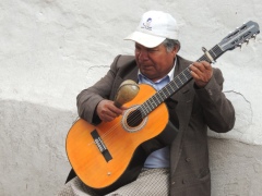 На улицах Кито — слепой гитарист На улицах Кито — слепой гитарист