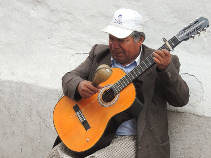 На улицах Кито — слепой гитарист На улицах Кито — слепой гитарист