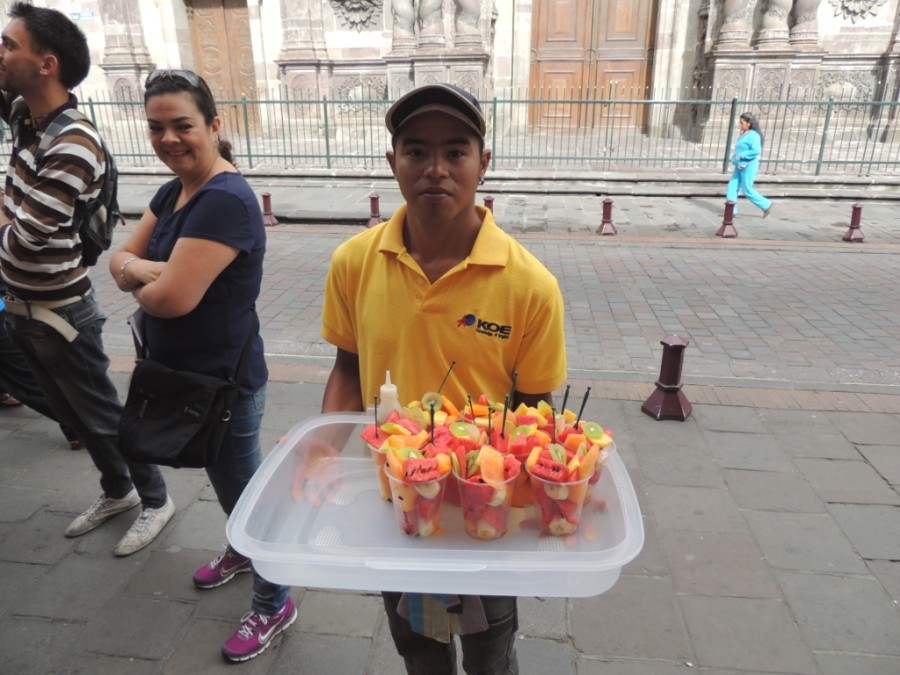 Продавец фруктовых салатов Продавец фруктовых салатов