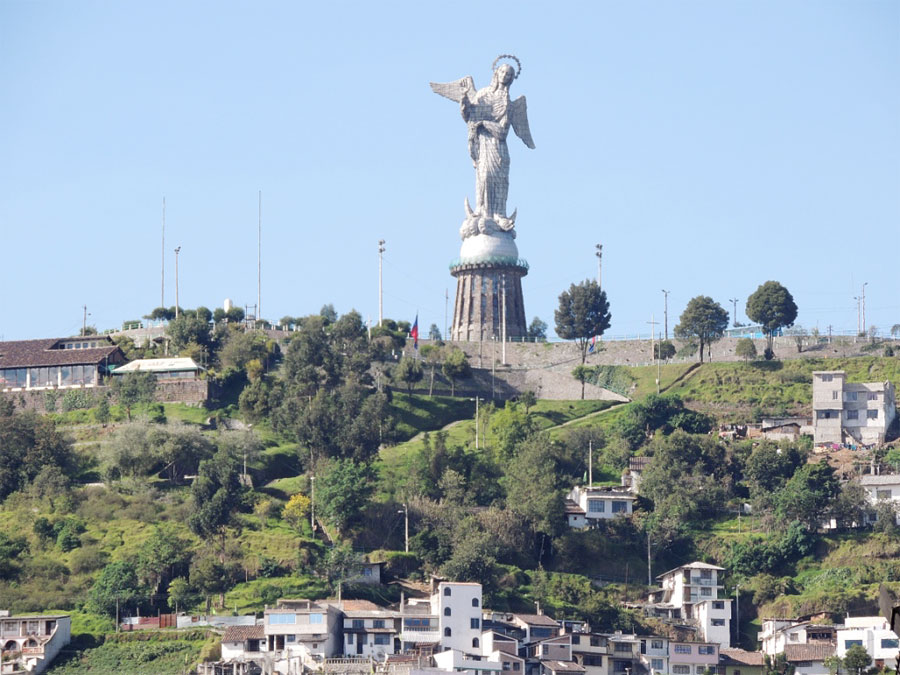 Женщина-ангел – покровительница столицы Эквадора Женщина-ангел – покровительница столицы Эквадора