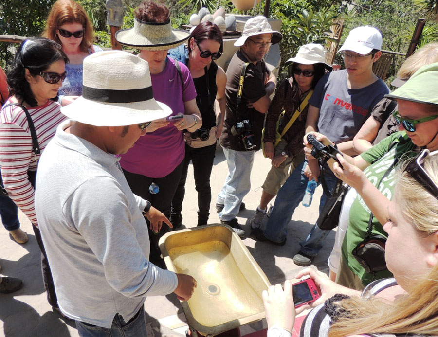 Точно на экваторе вода сливается вертикальным потоком Точно на экваторе вода сливается вертикальным потоком