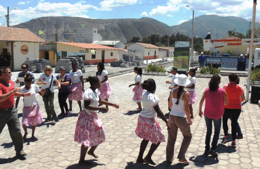 Туристы не могут удержаться, чтобы не начать танцевать под авфриканские ритмы Эквадора Туристы не могут удержаться, чтобы не начать танцевать под авфриканские ритмы Эквадора