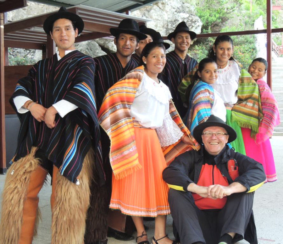 С фольклорной группой на одной из станций С фольклорной группой на одной из станций