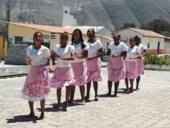 Местные негритянки танцами встречают гостей Местные негритянки танцами встречают гостей