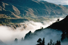 Ранним утром туман сползает в каньон Колка Ранним утром туман сползает в каньон Колка