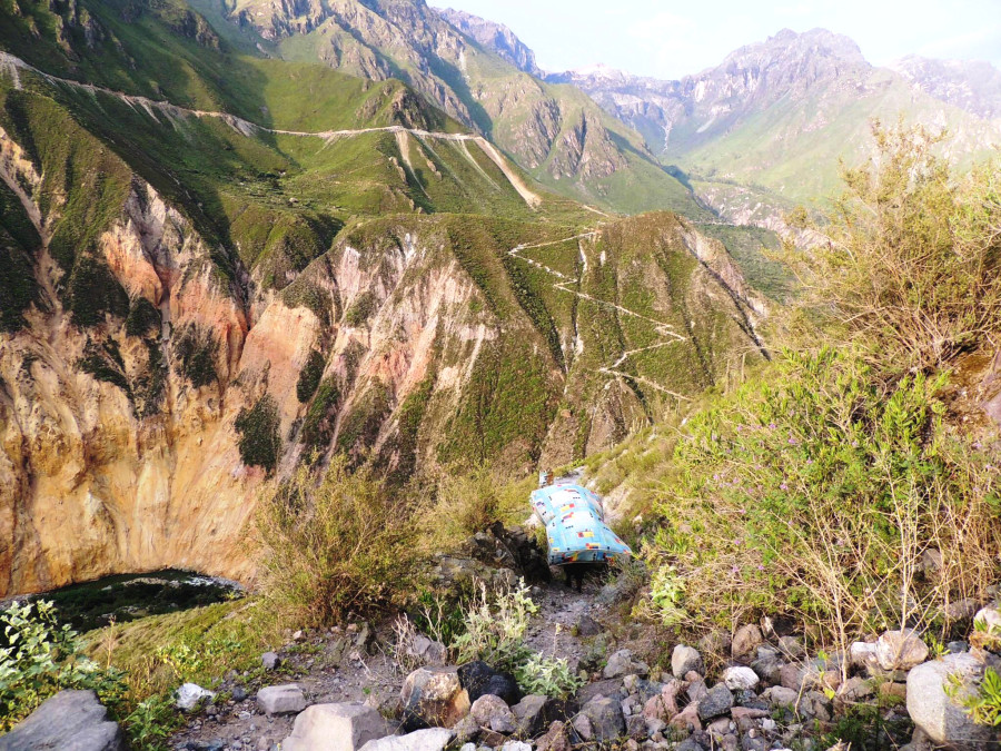 Горные тропы Каньона Колка — самого глубокого в мире Горные тропы Каньона Колка — самого глубокого в мире