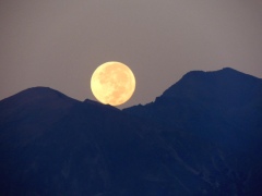 Одинокая Луна освещала иззубренные скалы всю ночь Одинокая Луна освещала иззубренные скалы всю ночь