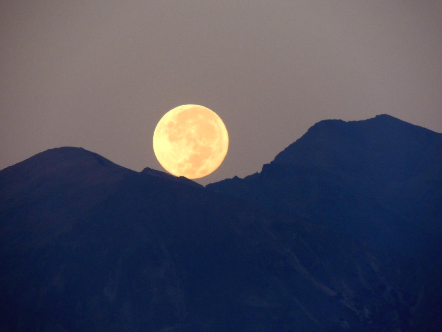 Одинокая Луна освещала иззубренные скалы всю ночь Одинокая Луна освещала иззубренные скалы всю ночь
