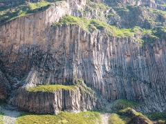 Базальтовые вулканические отвесные скалы формируют рельеф Каньона Колка Базальтовые вулканические отвесные скалы формируют рельеф Каньона Колка