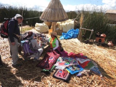 Торговля сувенирами ручной работы индейцев племени урос Торговля сувенирами ручной работы индейцев племени урос