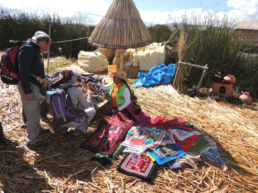 Торговля сувенирами ручной работы индейцев племени урос Торговля сувенирами ручной работы индейцев племени урос