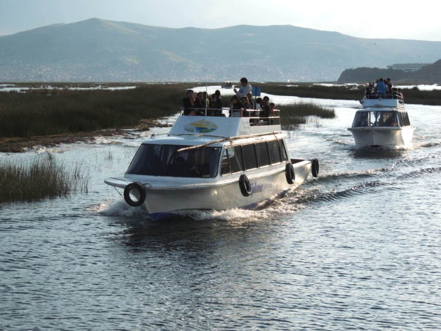 Катера с туристами идут один за другим Катера с туристами идут один за другим