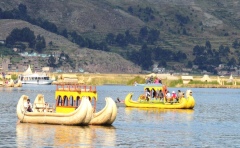 Тростниковые лодки на озере Титикака в Перу Тростниковые лодки на озере Титикака в Перу